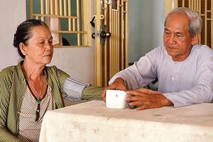 Ông Nguyễn Văn Hạnh thường xuyên tham gia các hoạt động từ thiện như khám bệnh, bốc thuốc cho người dân địa phương.