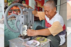Chế tác lưỡi câu tại làng nghề Mỹ Hòa, thành phố Long Xuyên, tỉnh An Giang. 