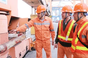 Người lao động Chi nhánh cảng Tân Vũ (Công ty cổ phần Cảng Hải Phòng) trong giờ làm việc. (Ảnh: MINH THẮNG)