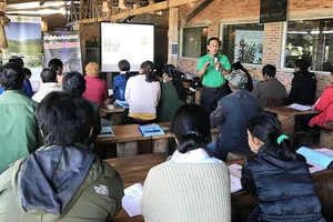 Cán bộ kỹ thuật tập huấn canh tác cà phê chất lượng cao cho xã viên là đồng bào dân tộc thiểu số xã Đạ Chais, huyện Lạc Dương, tỉnh Lâm Đồng.