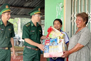 Đại diện Đồn Biên phòng Cửa khẩu quốc tế Hà Tiên thăm gia đình có hoàn cảnh khó khăn.