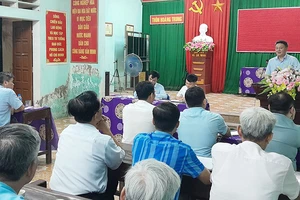 Một buổi sinh hoạt của Chi bộ thôn Hoàng Trung, xã Hồng Dương (huyện Thanh Oai) với sự tham dự của đồng chí Bí thư Huyện ủy.