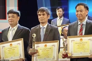 Nhóm nghiên cứu được vinh danh tại lễ trao Giải thưởng Sáng tạo kỹ thuật toàn quốc lần thứ 17.