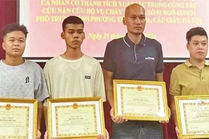 UBND quận Cầu Giấy khen thưởng 4 người tham gia cứu hộ, cứu nạn trong vụ cháy ở phố Trung Kính.