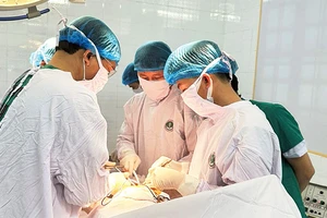 Một ca phẫu thuật tại Bệnh viện đa khoa Nam Tiền Hải, tỉnh Thái Bình.