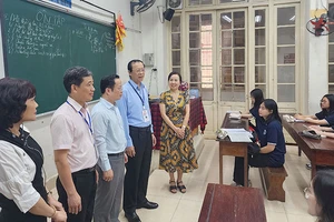 Lãnh đạo Bộ Giáo dục và Đào tạo kiểm tra công tác chuẩn bị thi tại Trường THPT Trần Phú-Hoàn Kiếm (quận Hoàn Kiếm, Hà Nội).