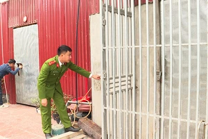 Cơ quan công an khám xét “boong-ke” ma túy tại thị xã Việt Yên.