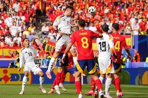 Pha tranh bóng của các cầu thủ Đức (áo trắng) và Tây Ban Nha tại trận tứ kết.