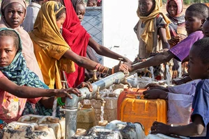 Người dân Sudan được sử dụng nước sạch từ một dự án do UNICEF tài trợ. (Ảnh: UN NEWS)