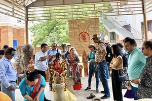 Đoàn farmtrip gồm các doanh nghiệp du lịch Ấn Độ đến tham quan, khảo sát tại làng gốm Bàu Trúc (Ninh Thuận). (Ảnh: PHƯƠNG THẢO)