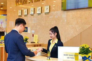 Khách hàng giao dịch tại Nam A Bank.