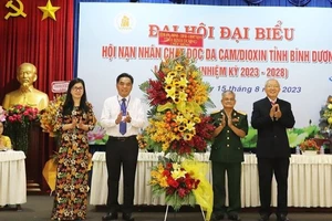 Lãnh đạo Ủy ban nhân dân tỉnh Bình Dương trao tặng hoa chúc mừng đại hội.