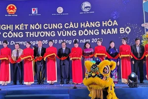 Các đại biểu thực hiện nghi thức khai mạc Hội nghị kết nối cung-cầu hàng hóa và Hội chợ Công thương vùng Đông Nam Bộ-Bình Dương 2023 