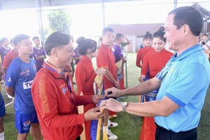 Chủ tịch Tổng Liên đoàn Lao động Việt Nam Nguyễn Đình Khang trao cờ cho các đội vào vòng chung kết.