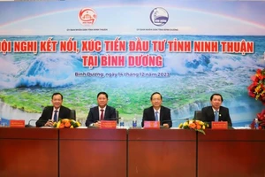 Lãnh đạo tỉnh Ninh Thuận và lãnh đạo tỉnh Bình Dương chủ trì hội nghị.