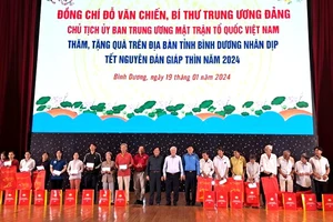 Đồng chí Đỗ Văn Chiến và lãnh đạo Tổng Liên đoàn Lao động Việt Nam, lãnh đạo tỉnh Bình Dương trao tặng quà cho công nhân lao động, người dân có hoàn cảnh khá khăn. 