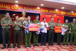 Phó Bí thư Thường trực Tỉnh ủy Bình Dương Nguyễn Hoàng Thao (thứ năm từ trái sang) biểu dương và trao thưởng cho các đơn vị.