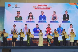 11 cá nhân nhận danh hiệu "Công dân trẻ tiêu biểu tỉnh Bình Dương". 