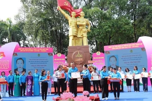 Chủ tịch Liên đoàn Lao động tỉnh Bình Dương Nguyễn Kim Loan trao Bằng khen của Liên đoàn Lao động tỉnh cho các cá nhân tiêu biểu trong học tập và làm theo Bác.