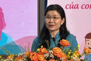 Phó Chủ tịch Hội Liên hiệp Phụ nữ Việt Nam Tôn Ngọc Hạnh phát biểu ý kiến tại diễn đàn. 
