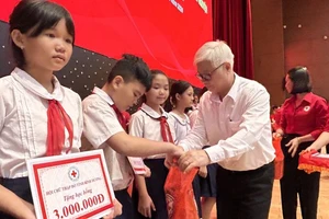 Bí thư Tỉnh ủy Bình Dương Nguyễn Văn Lợi trao tặng học bổng và quà cho học sinh có hoàn cảnh khó khăn.
