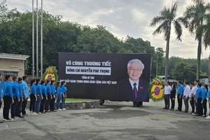 Đại diện Liên đoàn Lao động tỉnh Bình Dương, chính quyền địa phương và Công đoàn cơ sở Công ty Trách nhiệm hữu hạn giày Vĩnh Nghĩa tưởng niệm Tổng Bí thư Nguyễn Phú Trọng. 