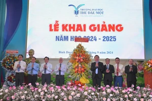 Lãnh đạo tỉnh Bình Dương trao tặng hoa chúc mừng lễ khai giảng năm học mới của Trường đại học Thủ Dầu Một.