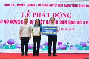 Lãnh đạo tỉnh Bình Dương tiếp nhận ủng hộ và trao bảng tri ân cho các đơn vị.