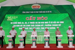 Lãnh đạo Tổng công ty HUD và các đại biểu thực hiện thức phát động thi đua hoàn thành dự án và cất nóc 3 khối nhà dự án Khu nhà ở xã hội An Sinh. 