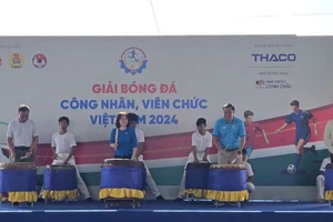 Phó Chủ tịch Tổng Liên đoàn Lao động Việt Nam Thái Thu Xương và các đại biểu đánh trống khai mạc giải.