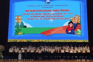 Biểu dương và khen thưởng học sinh tiêu biểu xuất sắc của tỉnh.