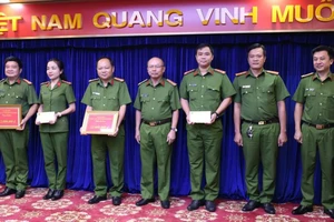 Đại tá Trần Văn Chính, Phó Giám đốc, Thủ trưởng Cơ quan Cảnh sát điều tra Công an tỉnh Bình Dương (ở giữa) trao thưởng cho các đơn vị. 