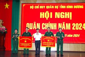 Chủ tịch Ủy ban nhân dân tỉnh Bình Dương Võ Văn Minh trao tặng Cờ thi đua cho 2 tập thể có thành tích xuất sắc trong thực hiện nhiệm vụ quân sự quốc phòng năm 2024.