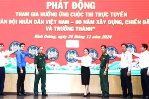 Các đại biểu thực hiện nghi thức phát động tham gia hưởng ứng Cuộc thi trắc nghiệm trực tuyến “Quân đội nhân dân Việt Nam - 80 năm xây dựng, chiến đấu, trưởng thành”.