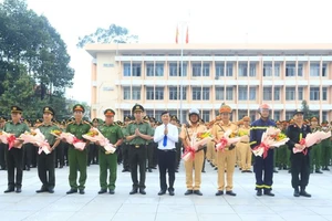 Lãnh đạo tỉnh Bình Dương và lãnh đạo Công an tỉnh trao tặng hoa động viên cán bộ chiến sĩ ra quân thực hiện cao điểm phòng chống tội phạm. 