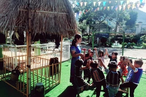 Cô giáo và các học sinh mầm non người dân tộc Cơ Ho, huyện Đam Rông, tỉnh Lâm Đồng.