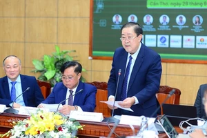 GS,TS Hà Thanh Toàn, Hiệu trưởng Trường đại học Cần Thơ phát biểu tại tọa đàm “Văn hóa, Kinh tế, Xã hội và Nhân văn vùng đồng bằng sông Cửu Long: Đặc trưng, đổi mới và phát triển”.