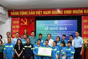 Hiệp hội Môi trường đô thị và Khu công nghiệp Việt Nam tặng quà cho Công ty Trách nhiệm hữu hạn Một thành viên Môi trường đô thị Hà Nội.