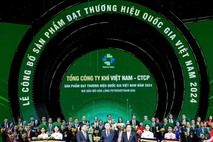 Ông Nguyễn Công Luận, Phó Tổng Giám đốc PV GAS nhận biểu trưng Thương hiệu Quốc gia 2024.