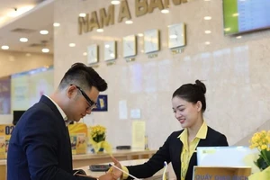 Khách hàng giao dịch tại Nam A Bank.