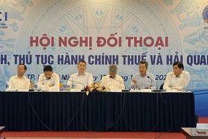 Các đại biểu chủ trì Hội nghị đối thoại với doanh nghiệp về chính sách, thủ tục hành chính thuế và hải quan.