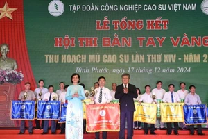 Lãnh đạo Uỷ ban nhân dân tỉnh Bình Phước và Tập đoàn VRG trao giải Nhất đồng đội cho Công ty Cổ phần Cao-su Đồng Phú.