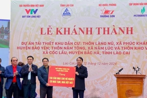 Thủ tướng Phạm Minh Chính trao tặng 150 căn nhà cho hộ nghèo đang ở nhà tạm, nhà dột nát trên địa bàn tỉnh Lào Cai.