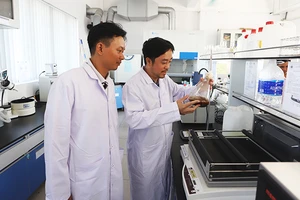 Giám đốc Bùi Trọng Lịch (bên phải) luôn trực tiếp kiểm tra quy trình nuôi cấy tại xưởng. Ảnh: NVCC