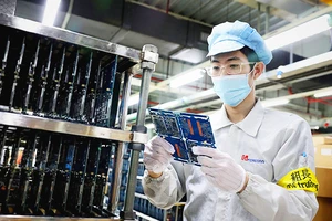 Sản xuất linh kiện điện tử tại Khu công nghiệp Đình Trám (Việt Yên, Bắc Giang). Ảnh: LÊ DANH LAM