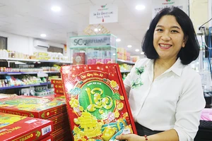 Chị Lê Thị Hồng Thuyên giới thiệu sản phẩm lịch Tết.