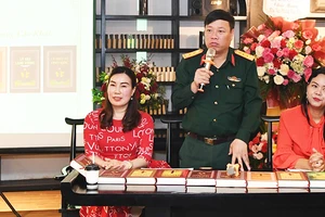 Nhà văn Phùng Văn Khai tại buổi tọa đàm “Tiểu thuyết lịch sử Phùng Văn Khai”.