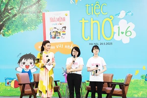 Nhà thơ Huỳnh Mai Liên và con gái - Mai Khuê, tại chương trình “Tiệc thơ” được tổ chức nhân Ngày Quốc tế thiếu nhi 1/6/2023.