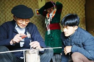 Nghề làm bạc truyền thống của người Mông tại Đồng Văn đang được giữ gìn và truyền dạy cho thế hệ kế cận. Ảnh: KHIẾU MINH