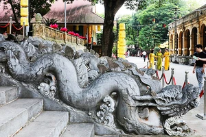 Thềm rồng trước điện Kính Thiên, một trong những di tích còn sót lại sau đợt phá thành Hà Nội của thực dân Pháp.